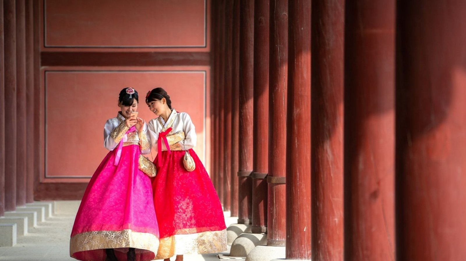 Women dressed in traditional Korean Hanbok. 19