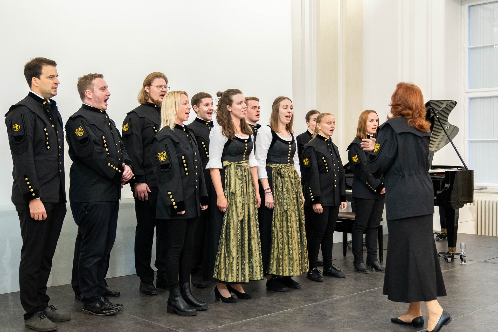 Der Hochschulchor der Montanuniversität Leoben tritt während einer Veranstaltung auf und sorgt für die musikalische Umrahmung.