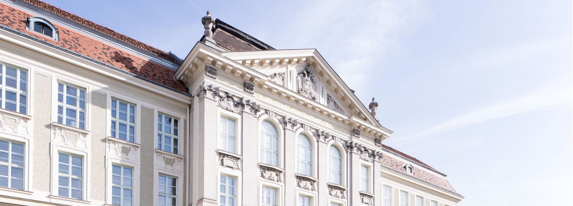 Hauptgebäude der Montanuniversität Leoben an einem sonnigen Tag