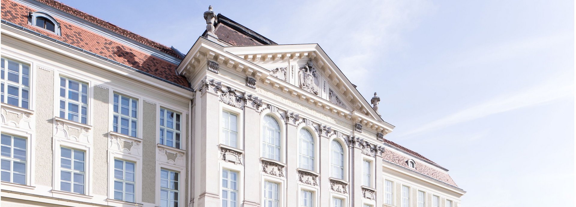 Hauptgebäude der Montanuniversität Leoben an einem sonnigen Tag.