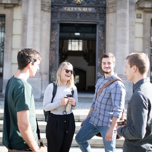 Students in front of the main building of Montanuni.