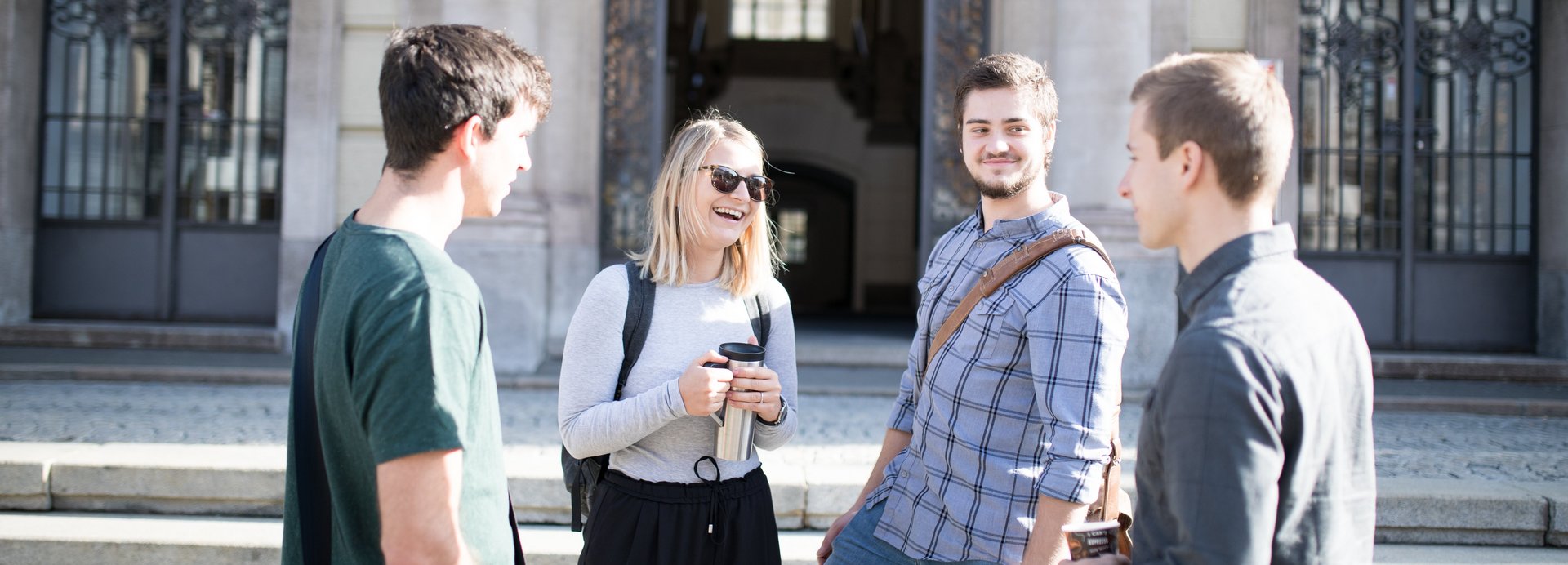 Studierende vor dem Hauptgebäude der Montanuni.