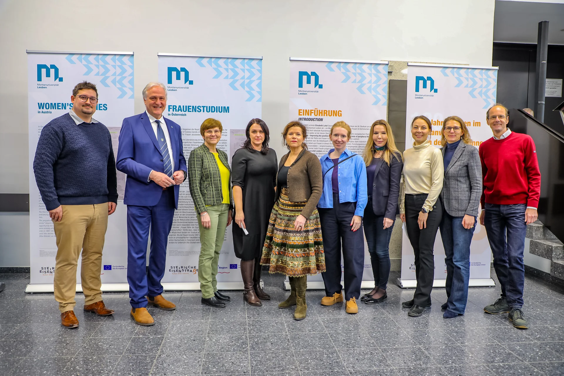 v.l.n.r.: Alexander Baumann, BA. (Universitätsarchiv der Montanuniversität Leoben), Rektor Peter Moser (Montanuniversität Leoben), Birgit Sandler (Vizebürgermeisterin der Stadt Leoben), Mag. Kerstin Dohr (Verein Steirische Eisenstraße), Vizerektorin Christina Holweg (Montanuniversität Leoben), Ass.-Prof. Dr. Johanna Irrgeher (Montanuniversität Leoben), Dr. Eva Wegerer (Montanuniversität Leoben, Mag. Ulla Prodinger (Diversity Management, Montanuniversität Leoben), Vizerektorin Manuela Raith (Montanuniversität Leoben) und MMag. Gerfried Tiffner (Verein Steirische Eisenstraße). Foto: © Armin Russold.