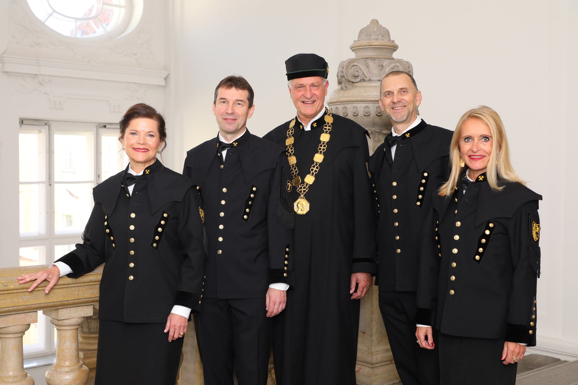 Gruppenfoto des neuen Rektorats mt von links Vizerektorin für Marketing und Stakeholder-Management Christina Holweg, Vizerektor für Forschung und Nachhaltigkeit Helmut Antrekowitsch, Rektor Peter Moser,  Vizerektor für Lehre und Internationales Thomas Prohaska, Vizerektorin für Finanzen und Infrastruktur Barbara Romauer [Fotocredit: Foto Freisinger]