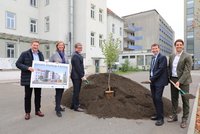 Symbolischer Spatenstich (v.l.): Bürgermeister Kurt Wallner, LR Barbara Eibinger-Miedl, Minister Martin Polaschek, Vizerektor Helmut Antrekowitsch & ZAT-GF Remo Taferner. Foto: ZAT/Freisinger