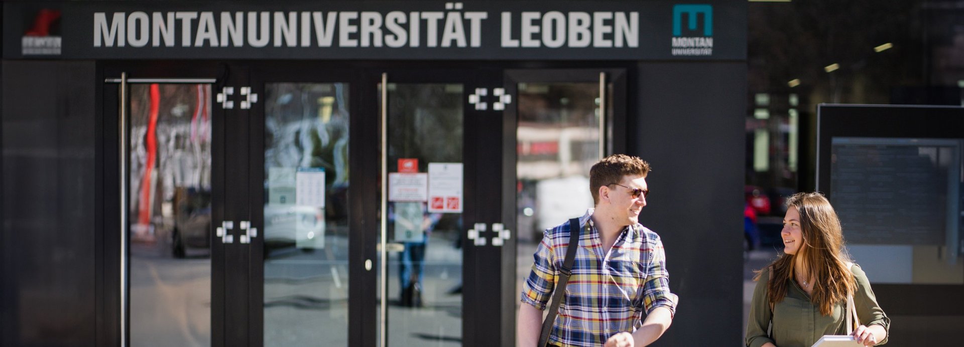 Eine Studentin und eine Student vor der Montanuniversität Leoben.