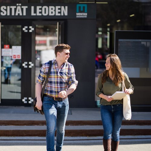 Eine Studentin und eine Student vor der Montanuniversität Leoben.