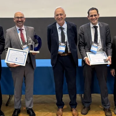 Die drei Preisträger v.l.n.r.: Univ.-Prof. Dipl.-Ing. Dr.mont. Daniel Kiener (Lehrstuhl für Materialphysik), Univ.-Prof. i.R. Reinhard Pippan und Dipl.-Ing. Dr.mont. Oliver Renk (Lehrstuhl für Metallkunde). Foto: © KIT/Kirchlechner