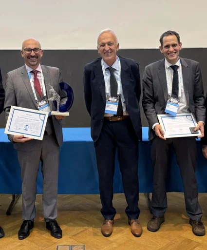 Die drei Preisträger v.l.n.r.: Univ.-Prof. Dipl.-Ing. Dr.mont. Daniel Kiener (Lehrstuhl für Materialphysik), Univ.-Prof. i.R. Dr. Reinhard Pippan und Dipl.-Ing. Dr.mont. Oliver Renk (Lehrstuhl für Metallkunde). Foto: © KIT/Kirchlechner