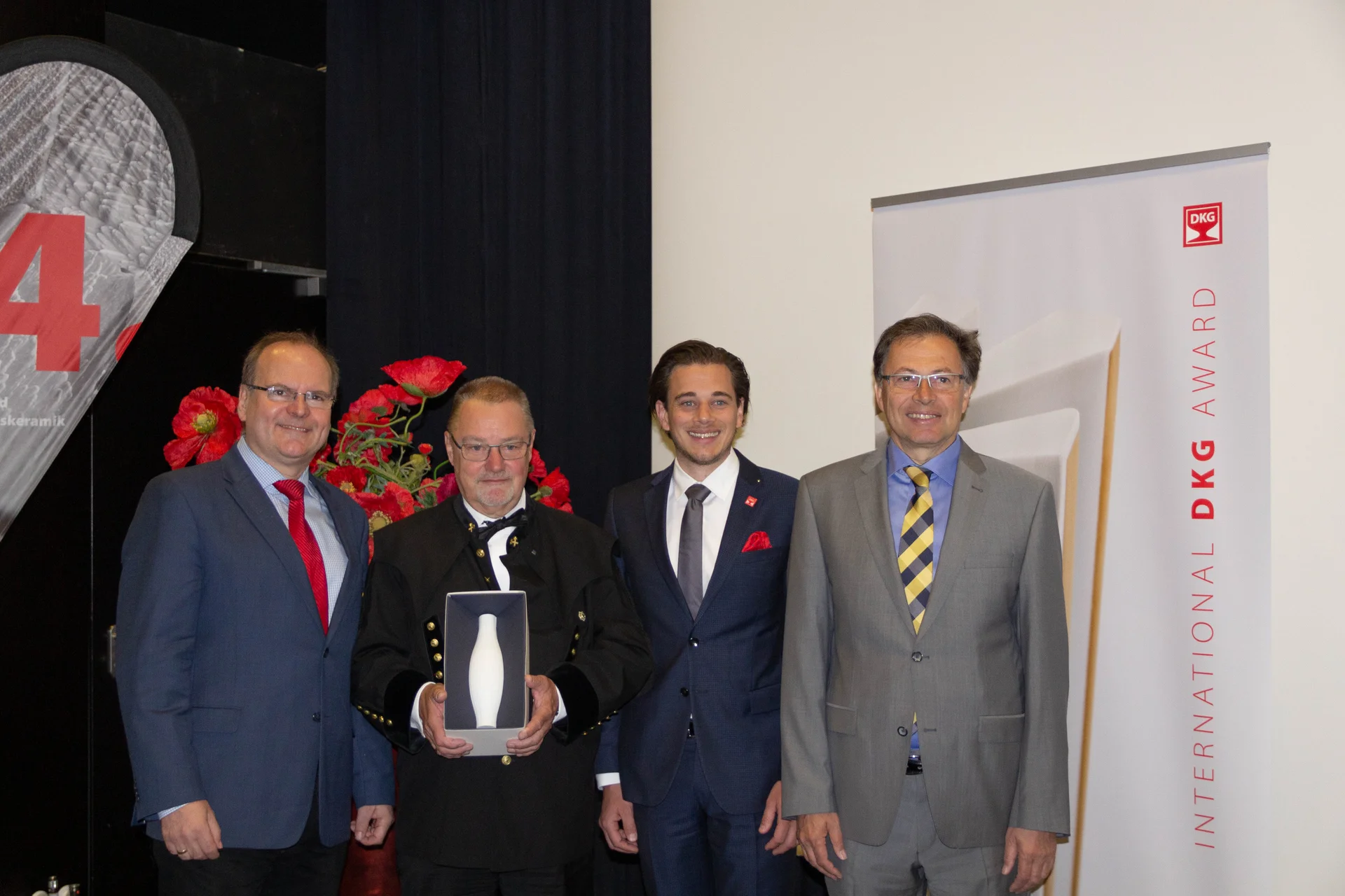 Verleihung International DKG Award Gruppenfoto von der Verleihung des "International DKG Award". Von links: Prof. Dr.rer.nat.habil. Alexander Michaelis (Institutsleiter Fraunhofer-Institut für Keramische Technologien und Systeme IKTS Dresden), Preisträger O.Univ.-Prof. Dr. Robert Danzer (Vorstand des Lehrstuhls für Struktur- und Funktionskeramik der Montanuniversität Leoben), Stephan Schmidt (Geschäftsführender Gesellschafter Stephan Schmidt-Gruppe), Montanuni-Rektor Wilfried Eichlseder.
