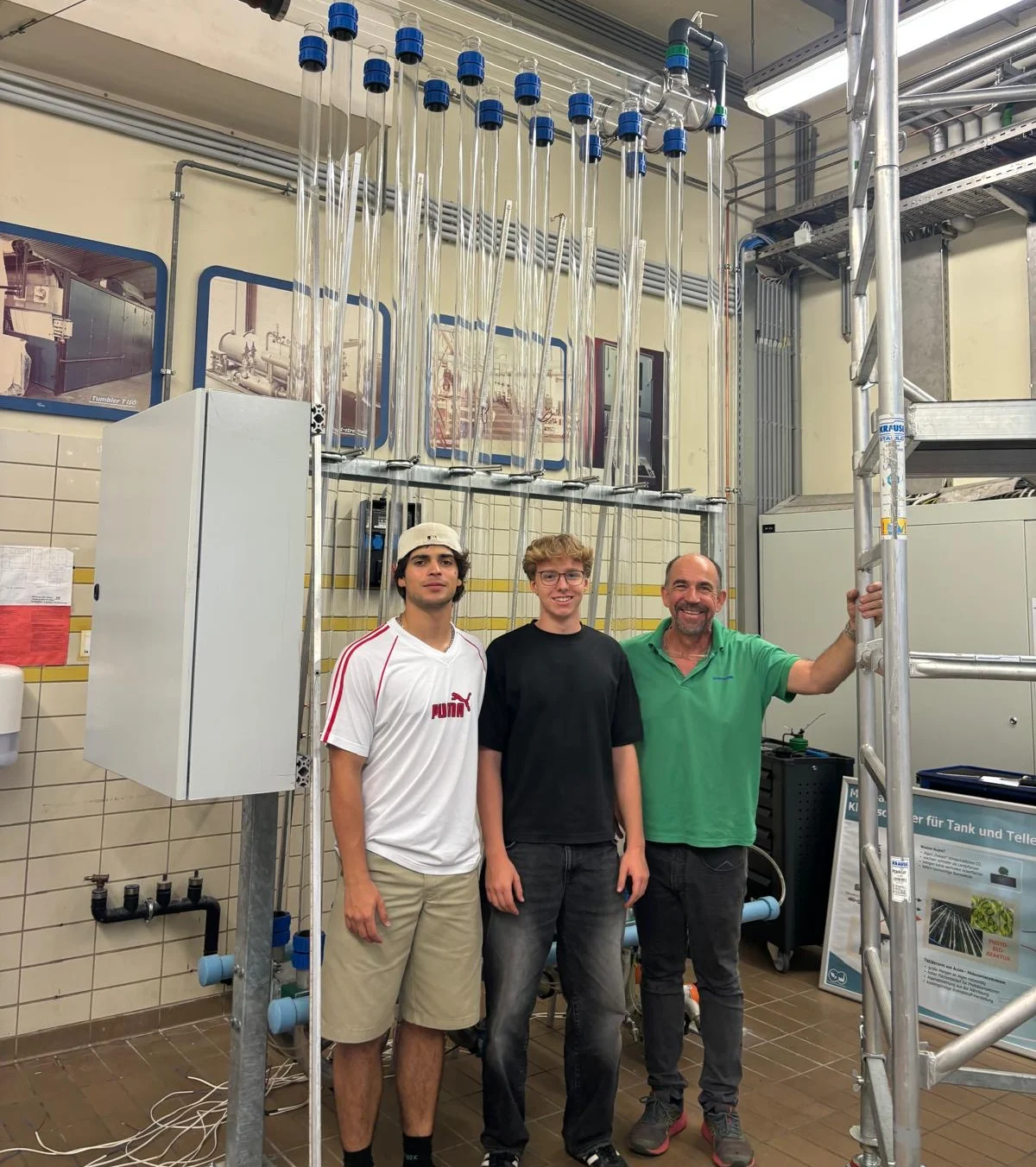 Marko Micic, David Sieber und Dr.mont. Rudolph Sams (Abteilungsvorstand Chemieingenieure). Foto: © VTIU