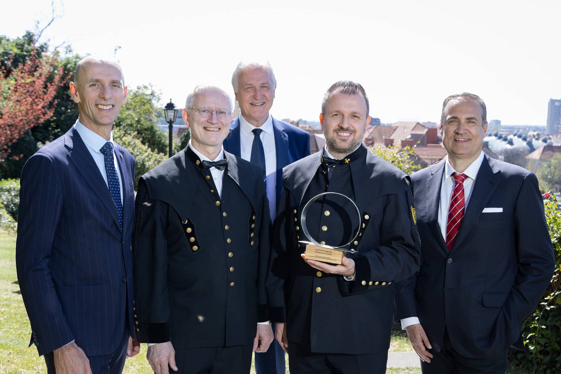 v.l.n.r.: Wirtschafts- und Forschungslandesrat Willibald Ehrenhöfer, Univ.-Prof. Roland Pomberger (Leiter AVAW), Rektor Peter Moser, Ass.-Prof. Renato Sarc (AVAW) und SFG-Geschäftsführer Christoph Ludwig. Foto: © Oliver Wolf. 