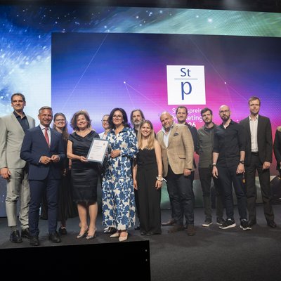 Bei der feierlichen Preisverleihung des Staatspreis Marketing 2026 am 8. Juni in Wien wurde die Universität mit dem „Bundesländerpreis Steiermark“ ausgezeichnet. Foto: © Ingo Folie/ Matthias Silveri 