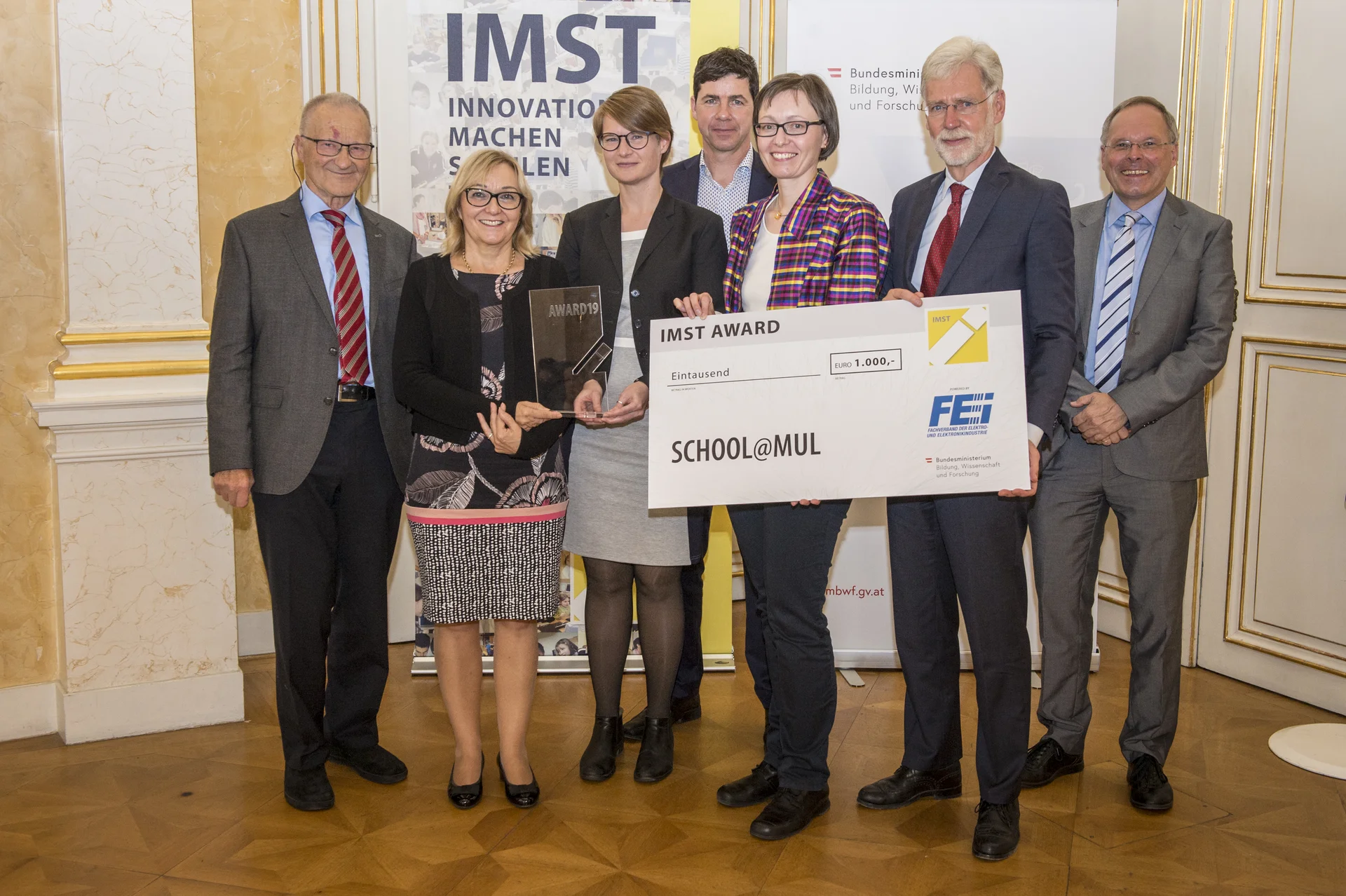 IMST-Award 2019 an SCHOOL@MUL Gruppenfoto von der Verleihung des IMST-Awards 2019 an das Projekt SCHOOL@MUL. Von links: O.Univ.-Prof. i.R. Dr. Peter Posch (IMST), Prof. Rosina Haider, BEd. MA und Prof. Dr. Cornelia Zobl (KPH Graz), Sektionschef Mag. Klemens Riegler-Picker (BMBWF), Mag. Julia Mayerhofer-Lillie (Montanuni - Öffentlichkeitsarbeit), Ing. Mag. Dr. Peter Winkelmayer (Fachverband der Elektro- und Elektronikindustrie FEEI), Univ.-Prof. Dr. Konrad Krainer (IMST, Dekan der Universität Klagenfurt)