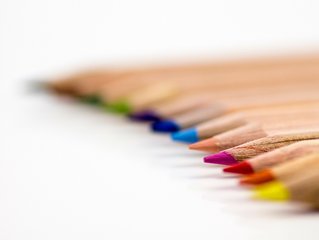 Buntstifte in einer Reihe