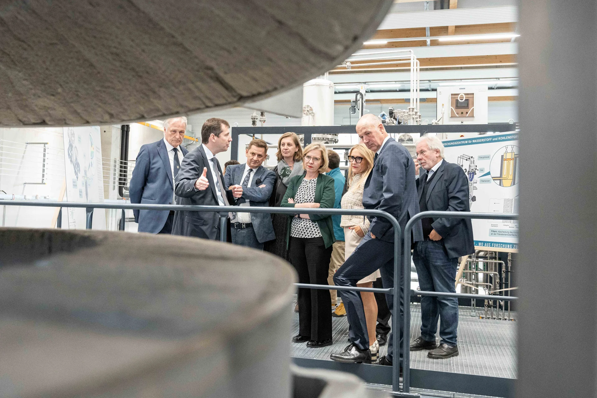 Im Anschluss an die offizielle Eröffnung hatten die Gäste die einmalige Gelegenheit, das neue Forschungszentrum für Wasserstoff und Kohlenstoff zu besichtigen und bei geführten Rundgängen einen Einblick in die hochmoderne Einrichtung zu erhalten. Foto: MUL/Tauderer