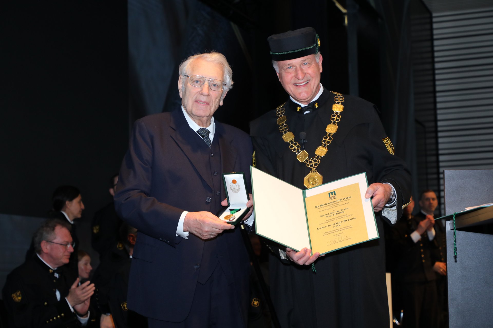 Dr. Rudolf Streicher mit Rektor Peter Moser nach der Verleihung der Erzherzog-Johann-Medaille in Gold. Foto: © Armin Russold