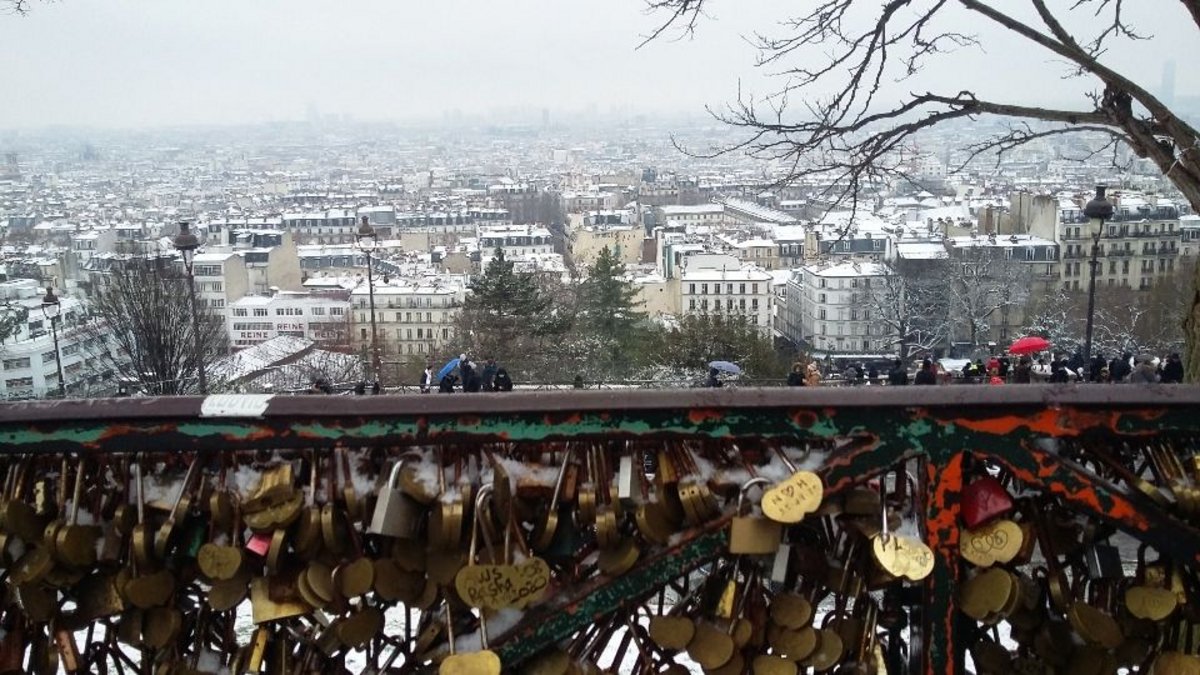 Die_Liebesschloesser_von_Montmartre_mit_Ausblick_ueber_Paris