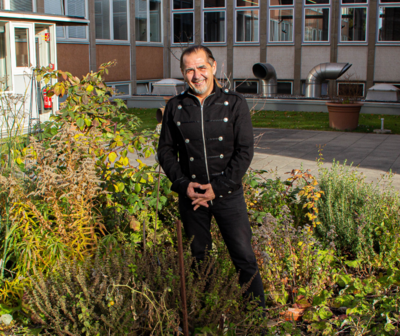 Unser Mensa Chef Peter im eigenen Kräuterbeet. Peter