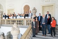 Die insgesamt zwölf Teilnehmenden der ersten Leadership Excellence Academy (LEA 1) bei der Zertifikatsverleihung: v.l.n.r.: Univ.-Prof. Dr. Florian Grün, Univ.-Prof. Dr. Peter Hofer-Hauser, Univ.-Prof. Dr. David Misch, Univ.-Prof. Dr. Susanne Michelic, Univ.-Prof. Dr. Markus Makoschitz, Ass.-Prof. Dr. Eva Gerold, Mag. Alexander Götz, Ass.-Prof. Dr. Alexia Tischberger-Aldrian, Dipl.-Ing. Caroline Fuchs, Mag. Nadine Schneller, Univ.-Prof. Dr. Ronald Schnitzer und Univ.-Prof. Dr. Thomas Grießer. Gruppe rechts v.l.n.r.: Andreas Wismek, Vizerektor Thomas Prohaska, Mag. Petra Brunner, Vizerektor Helmut Antrekowitsch, Rektor Peter Moser, Dr. Klaus Sapetschnig, Vizerektorin Manuela Raith und Vizerektorin Christina Holweg. Foto: © MUL/Tauderer