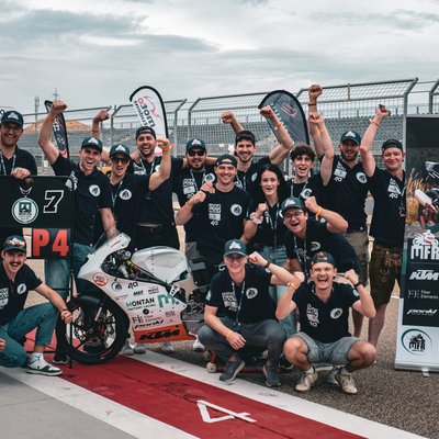 Das MontanFactoryRacing-Team (MFR) der Montanuniversität Leoben feierte ihren Erfolg auf der Rennstrecke. Foto: © MUL/ Niklas Kirchner 
