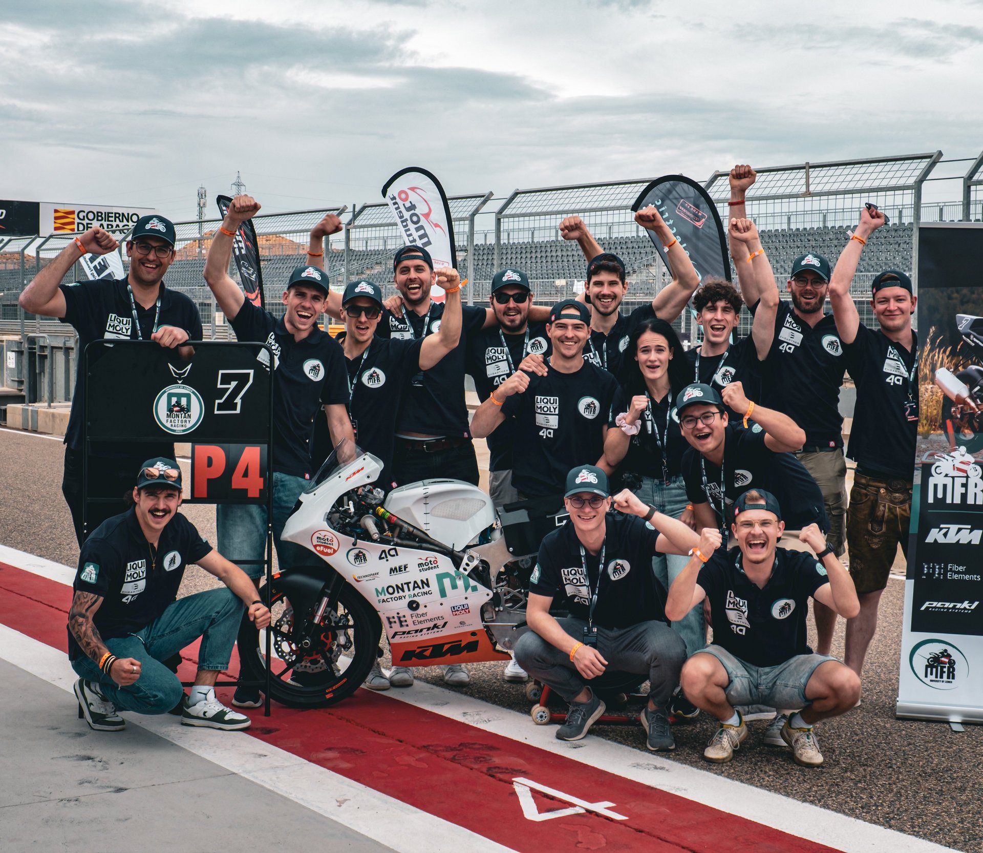 Das MontanFactoryRacing-Team (MFR) der Montanuniversität Leoben feierte ihren Erfolg auf der Rennstrecke. Foto: © MUL/ Niklas Kirchner