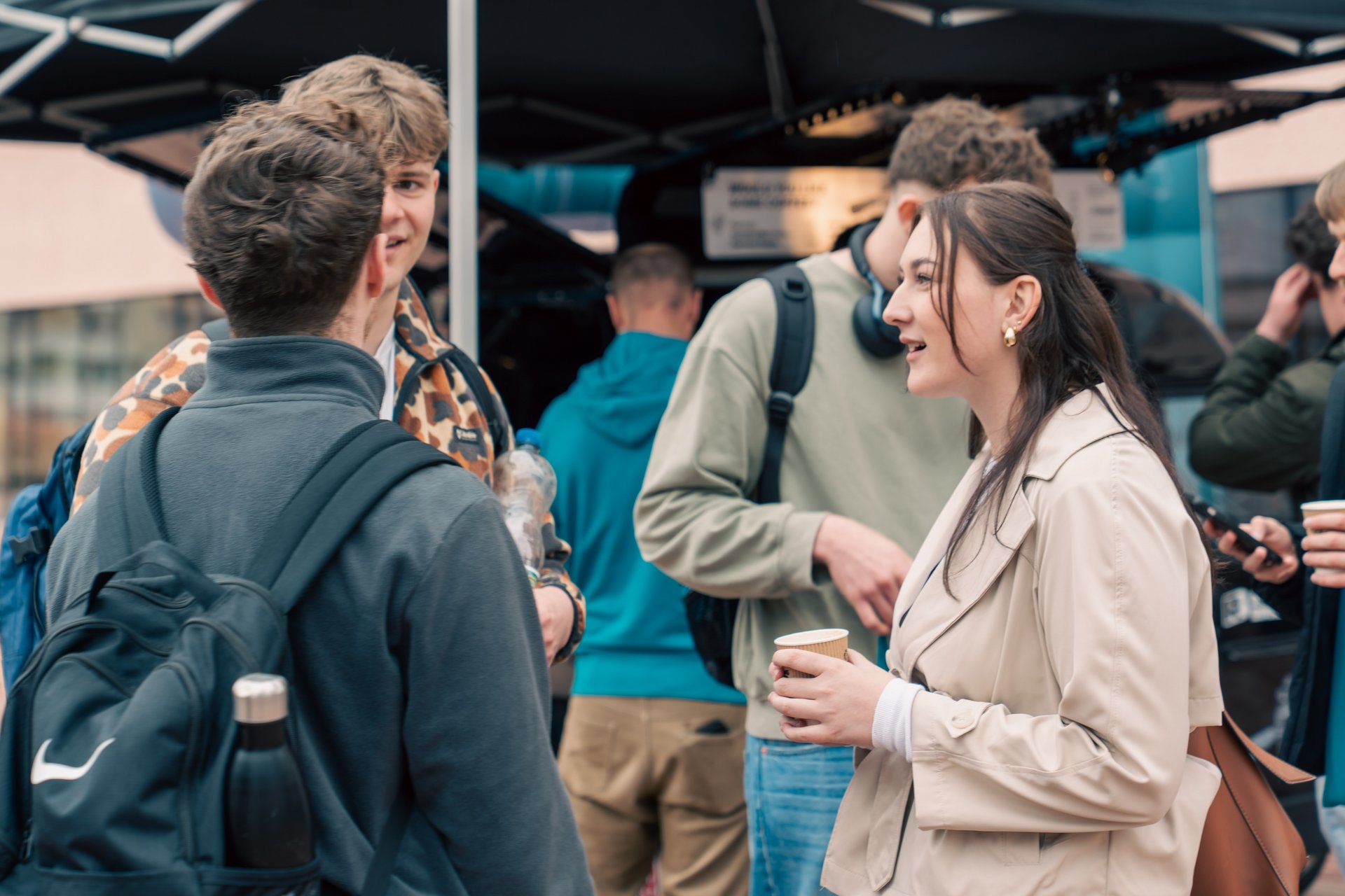 Info-Tag an der Montanuniversität Leoben. Foto: © MUL/Fazokas Besucher*innen unterhalten und amüsieren sich.