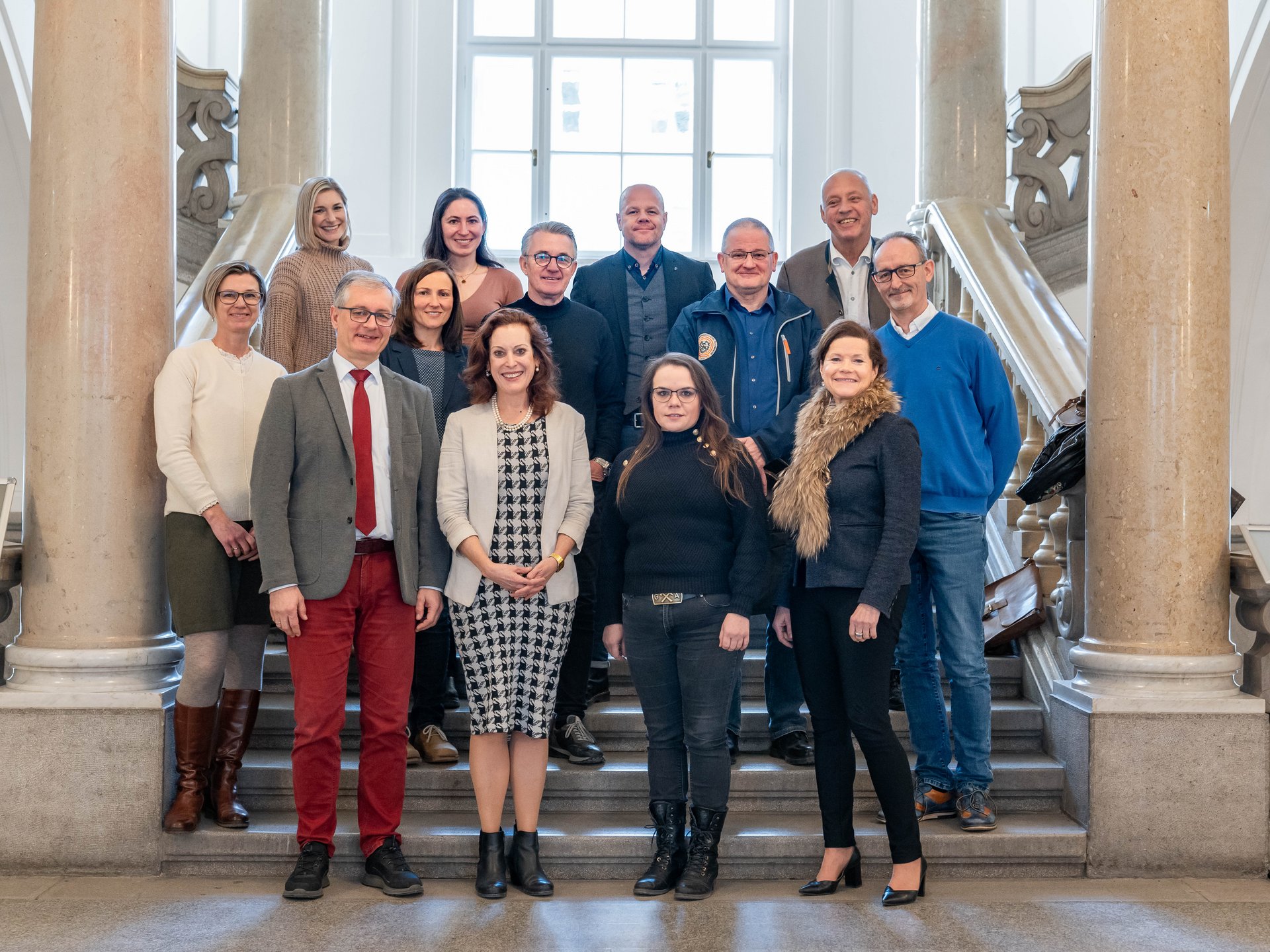 Gruppenbild der Verantwortlichen für die Kulturkoordination zwischen Montanuniversität und der Stadt Leoben auf einer Treppe im Universitätsgebäude.