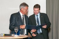  Univ.-Prof. Dr. Helmut Antrekowitsch (re.) bei der Verleihung der Georg-Agricola-Gedenkmünze.