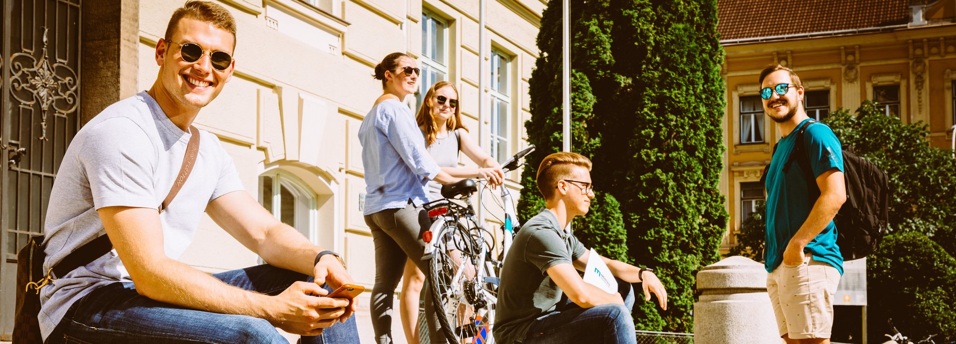 Students in front of the main portal of the Montanuniversität.