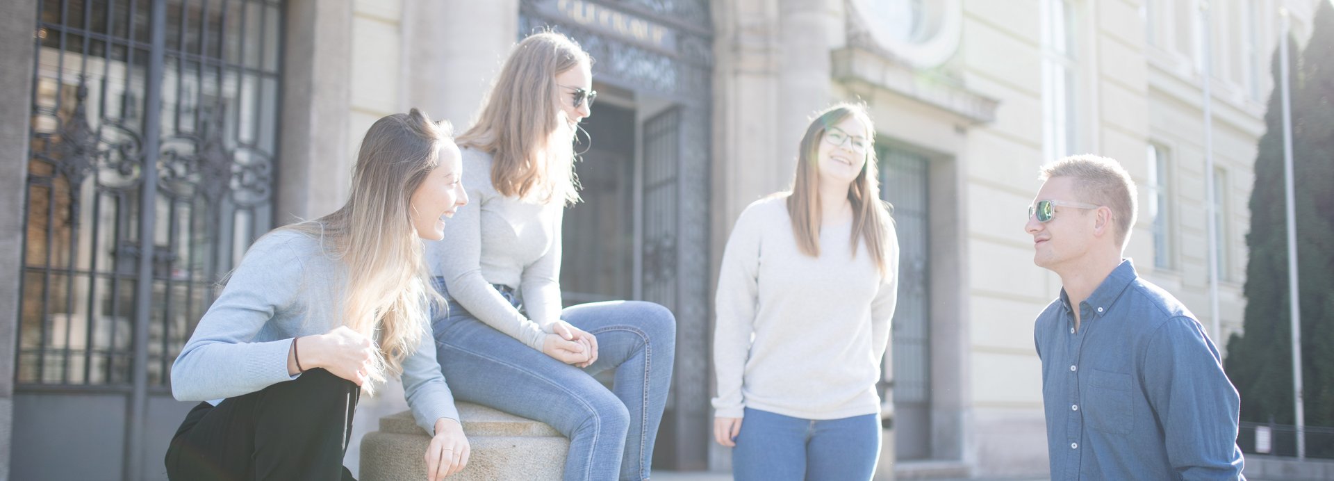 Junge Studierende vor der Montanuni.