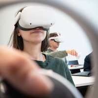 Studentin trägt eine Virtual Reality Brille.