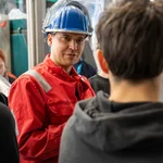 Professor mit Helm und Schülern auf der Montanuniversität, TU Leoben.