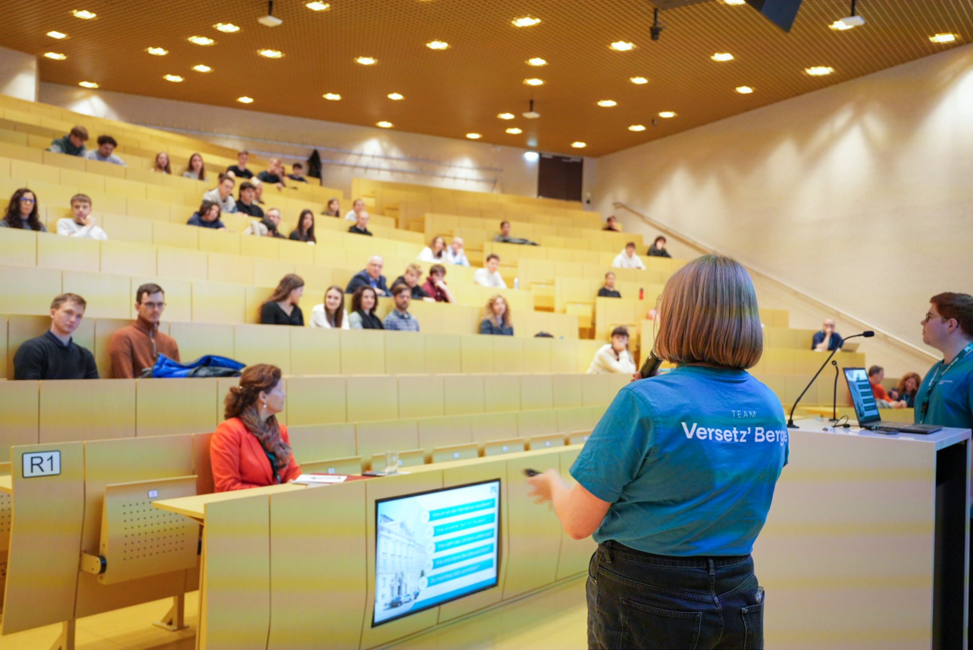 Studienberatung, Workshops und Campus-Führungen warten auf dich beim Info-Tag. Foto: © MUL Studierende informieren die Info-Tag-Besucher*innen in einem Hörsaal über die Universität.