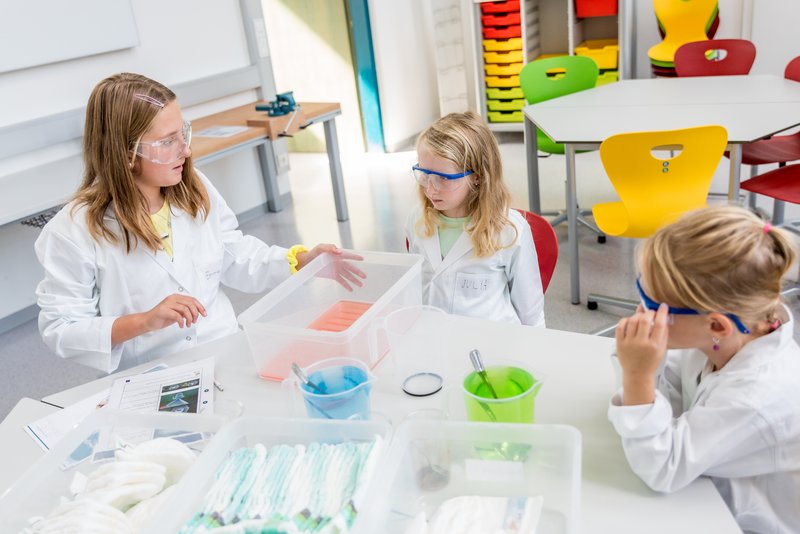 Drei Mädchen experimentieren im Lehr-Lern-Labor mit Superabsorbern.