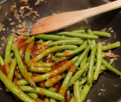 Fisolen_anbraten_und_die_Sauce_daruebergeben