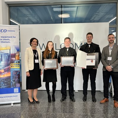 Univ.-Prof. Susanne Michelic (Leiterin des LS für Eisen- und Stahlmetallurgie) gemeinsam mit den drei Gewinner*innen der INTECO ASMET Awards v.l.n.r.: Dipl.-Ing. Daniela Pircher (Kategorie "Master" - erster Platz), Dr.mont. Julian Cejka (Kategorie "Dissertation" - erster Platz) und Dipl.-Ing. Lukas Höcher (Kategorie "Master" - zweiter Platz). Foto: © Department Metallurgie