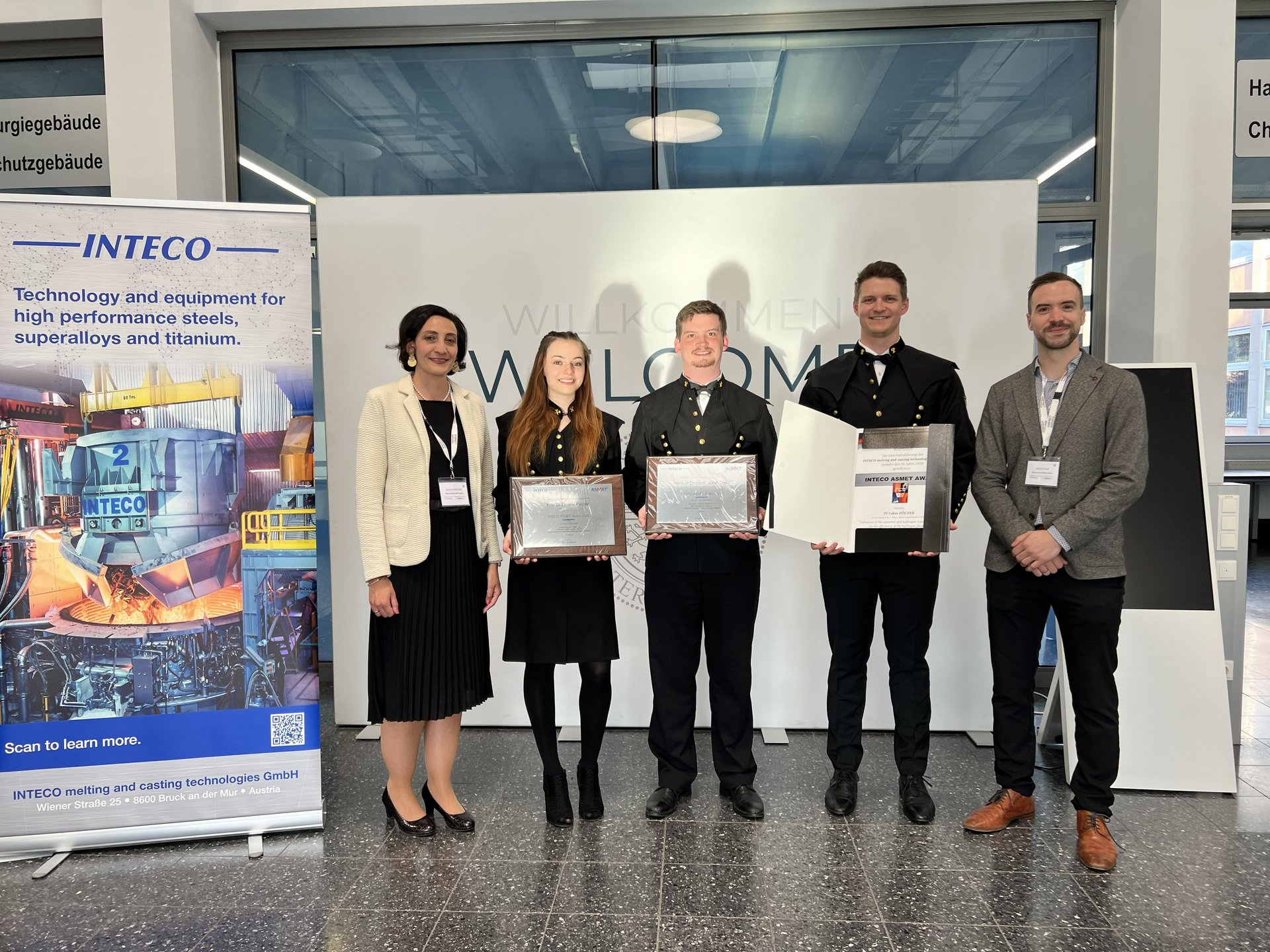 Univ.-Prof. Susanne Michelic (Leiterin des LS für Eisen- und Stahlmetallurgie) gemeinsam mit den drei Gewinner*innen der INTECO ASMET Awards v.l.n.r.: Dipl.-Ing. Daniela Pircher (Kategorie "Master" - erster Platz), Dr.mont. Julian Cejka (Kategorie "Dissertation" - erster Platz) und Dipl.-Ing. Lukas Höcher (Kategorie "Master" - zweiter Platz). Foto: © Department Metallurgie