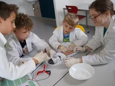 Schüler experimentieren mit Grafit