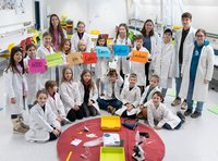 Das Team des Lehr-Lern-Labors: hinten v.l.n.r. Anja Zöscher (Studierende der PPH), Katharina Niederkofler (MUL Studierende) Johanna Lafa (PPH Studierende, Matthias Bleimuth (pädagogische Leitung im Labor auch von der PPH) und Clara Schabetz (Projektleiterin Lehr-Lern-Labor an der MUL) gemeinsam mit den Schüler*innen der Volksschule Frohnleiten. Foto: © MUL/Tauderer