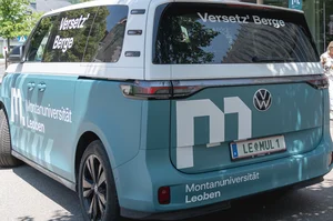 A bus belonging to the Montanuniversität.