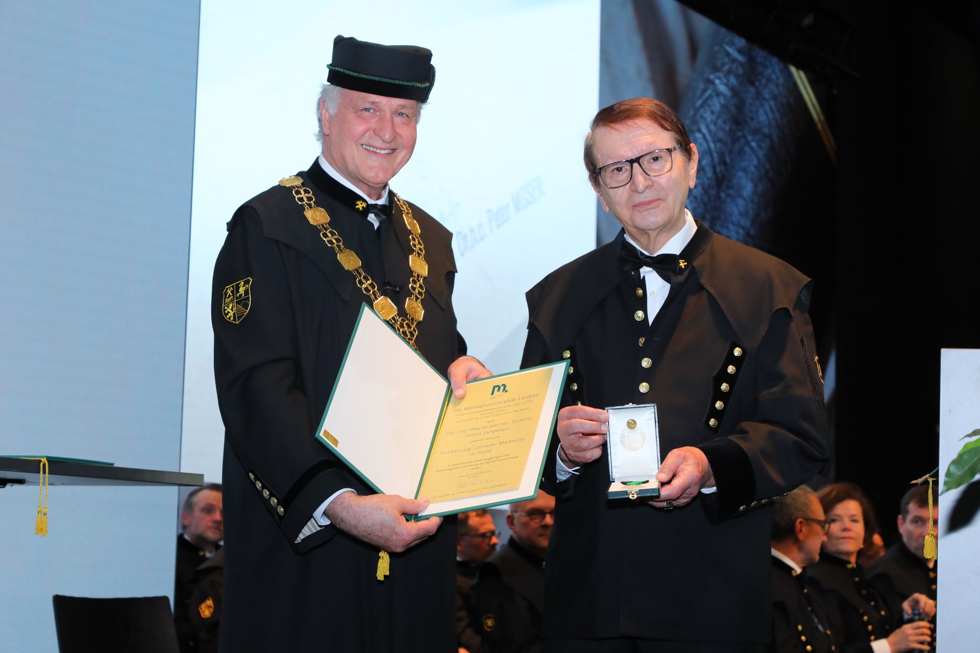 : Dipl.-Ing. Mag. Dr. Helmut Langanger (rechts) wurde von Rektor Peter Moser (links) die Erzherzog-Johann-Medaille in Gold verliehen. Foto: © Armin Russold. 