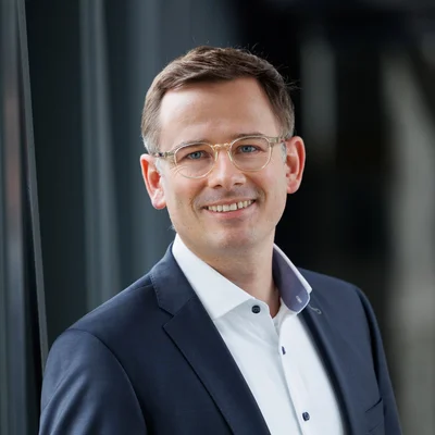 Univ.-Prof. Dr. Stefan Pogatscher arbeitet an den Materialien für die Raumstation "Gateway" mit. (MUL/Stöbbauer)