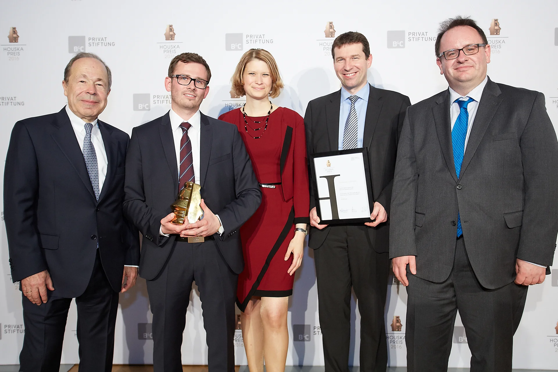 Bei der Preisverleihung v.l.n.r.: Dr. Erich Hampel, Stiftungsvorsitzender B&C, Ass.-Prof. Dr. Stefan Pogatscher, Dipl.-Ing. Dr.mont. Marion Werinos, Univ.-Prof. Dr. Helmut Antrekowitsch, Dipl.-Ing. Thomas Ebner (AMAG)