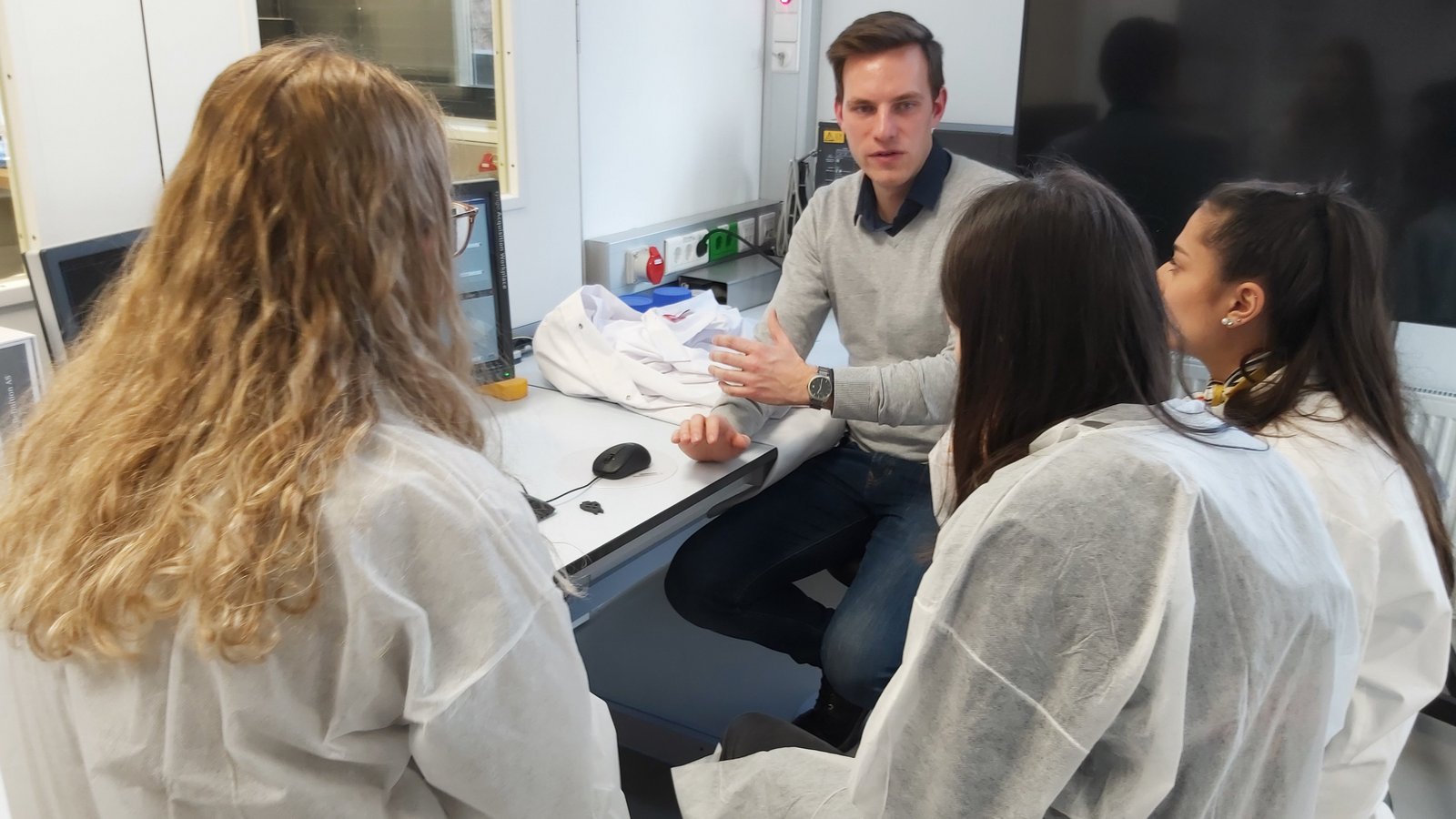 Schüler*innen der AHS Bruck besuchten im Februar 2020 den Lehrstuhl für Reservoir Engineering. 20200213_123048