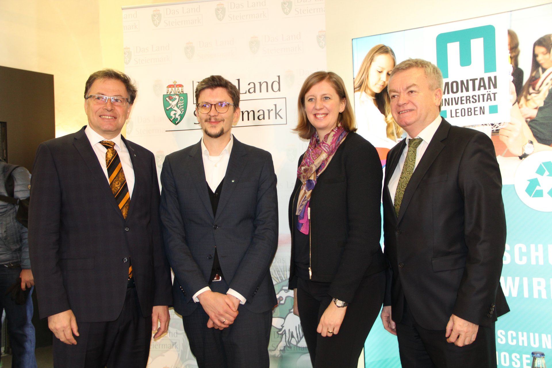 Gruppenbild von der Projektpräsentation am 12. Februar 2019 in Graz. Von links: Montanuni-Rektor Wilfried Eichlseder, operativer Projektleiter Professor Thomas Kienberger, Wirtschafts- und Wissenschaftslandesrätin Barbara Eibinger-Miedl, Landesrat Anton Lang.