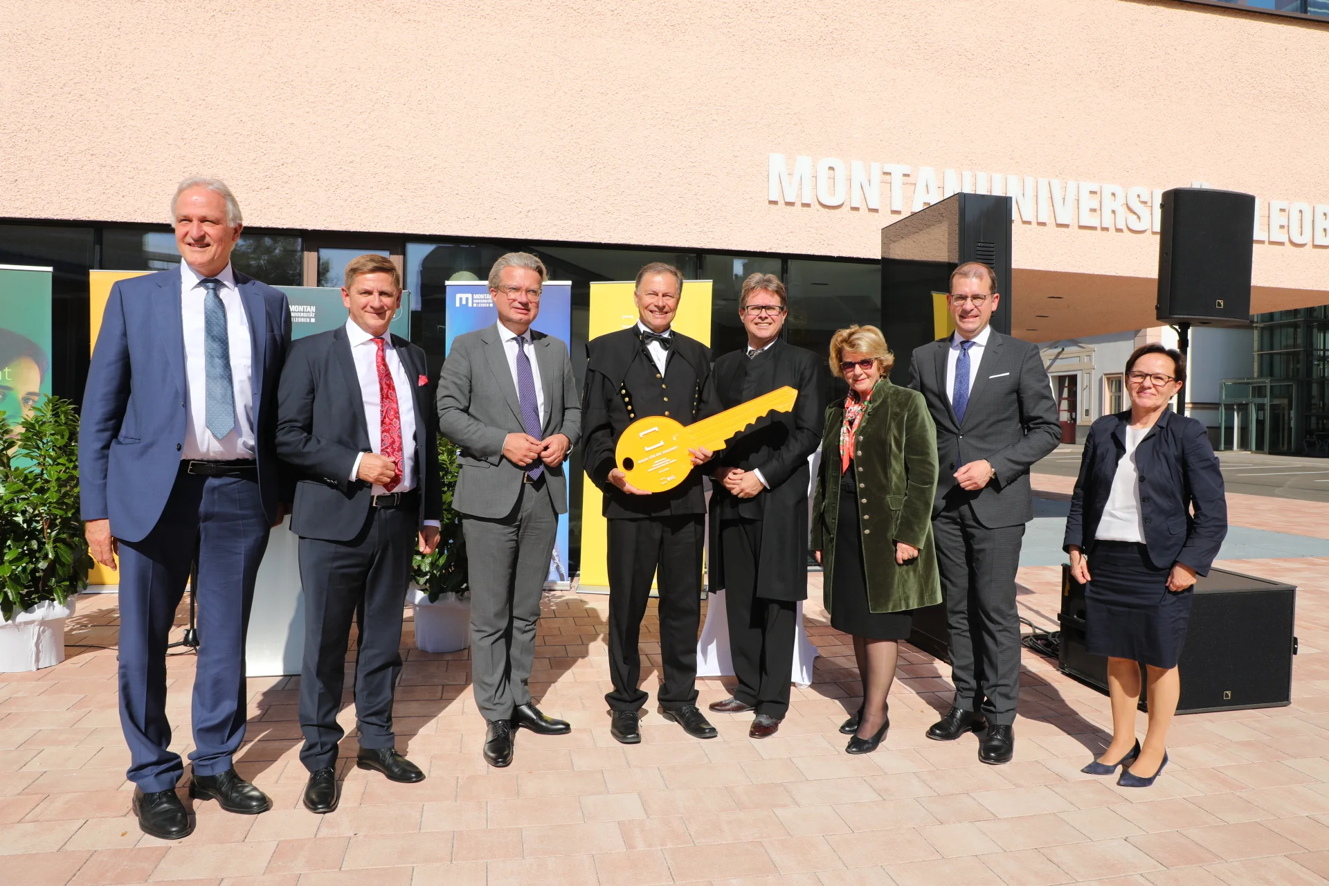 Gruppenfoto mit symbolischem Schlüssel von der Eröffnung des neuen Studienzentrums