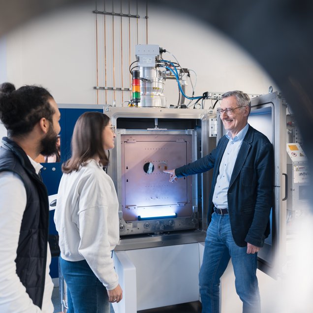 Professor mit Studenten im Labor.