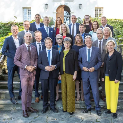 Vizerektor Thomas Prohaska (letzte Reihe, 2.v.l.) und Vizerektor Helmut Antrekowitsch (3 Reihe, 2.v.r.) bei der Hochschulkonferenz in Klagenfurt am Wörthersee. Foto: © LPD Kärnten/Gleiss