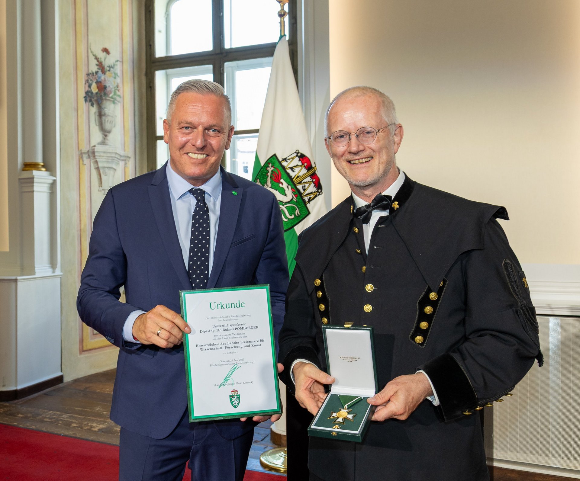 Ehrenzeichen des Landes Steiermark für Wissenschaft, Forschung und Kunst für: LH Mario Kunasek (l.) mit Univ.-Prof. Roland Pomberger (r.). Foto: © Land Steiermark/ Robert Frankl